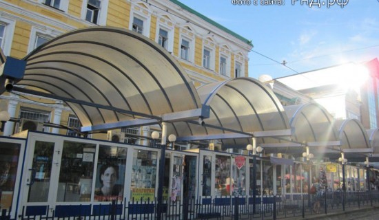 Торговые павильоны перед центральным рынком